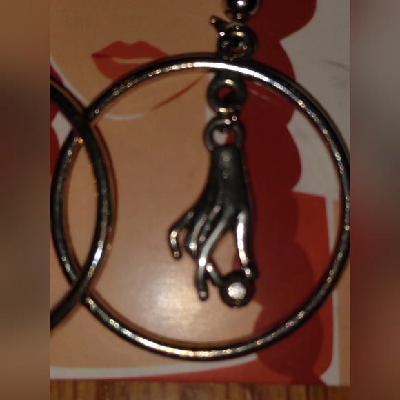 Silver hoop earrings with hands - Picture 5 of 7